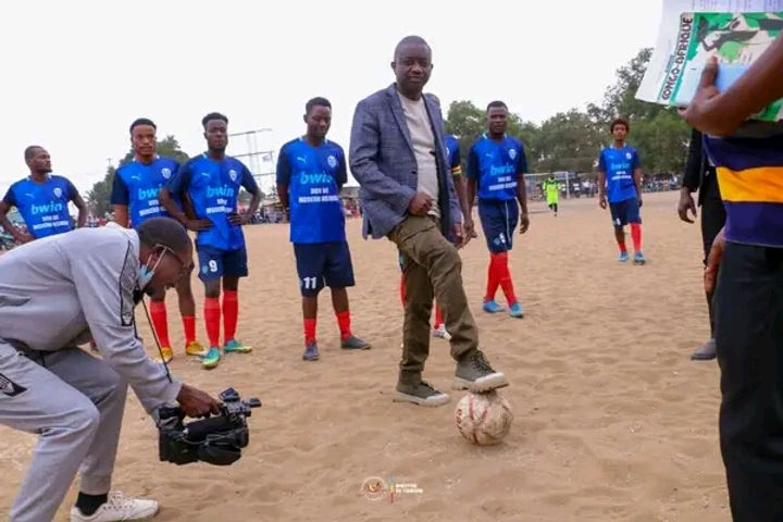 En séjour à Muanda : Le ministre Modero Nsimba lance le tournoi de football des vacances Image 75